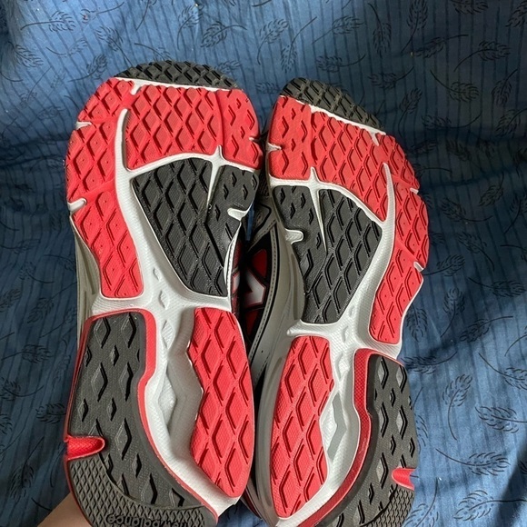 New Balance mens 580 v3 running shoes in gray, red and black. 11 - Picture 5 of 5